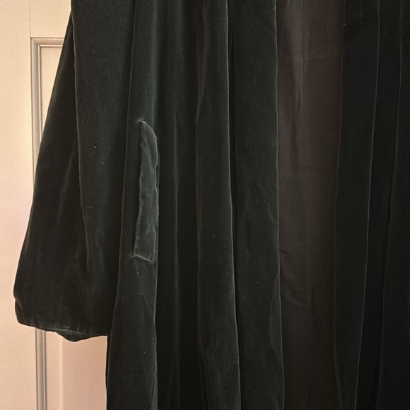 Elegant Vintage Black Velvet Opera Coat - Picture 3 of 5